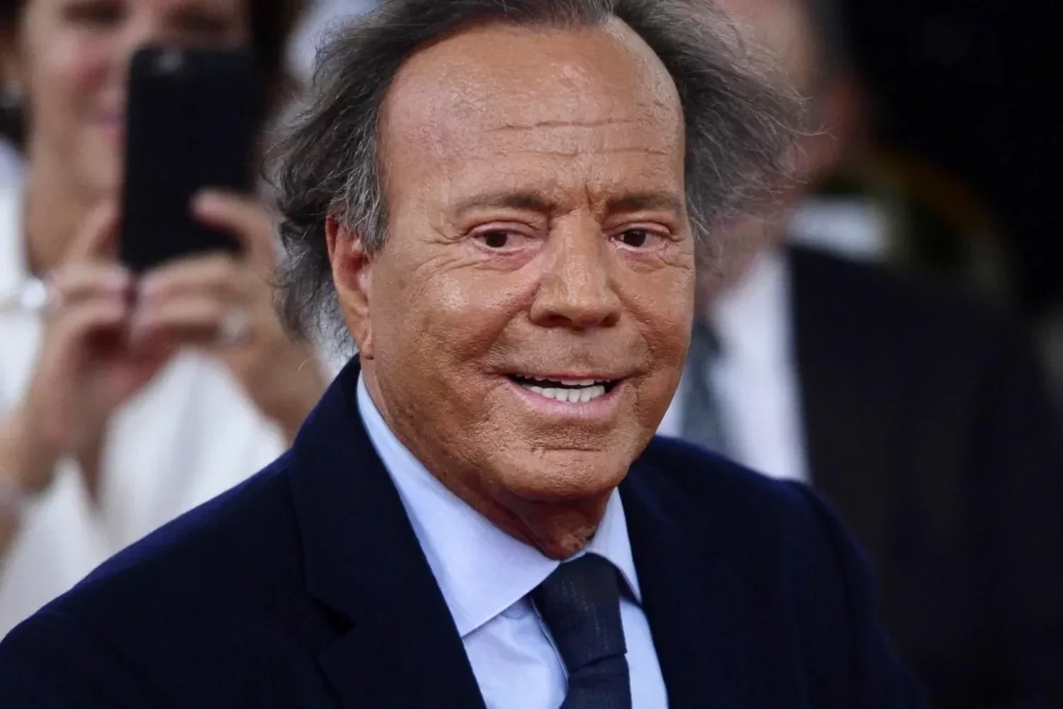 Julio Iglesias enfrenta dificuldades para andar devido a tumor, revela amigo