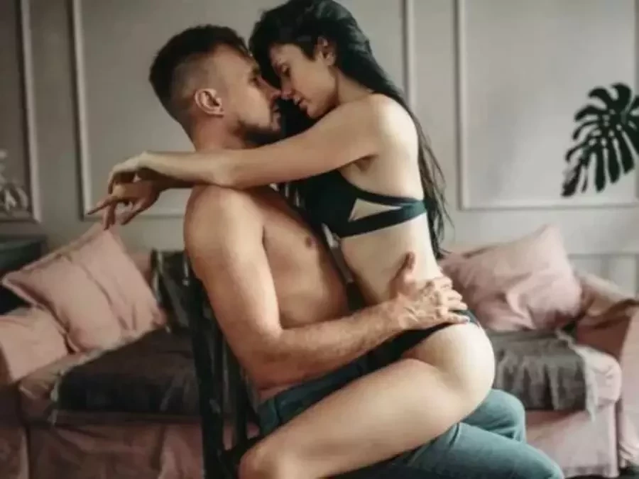 Conheça as melhores posições para o casal fazer sexo na cadeira 