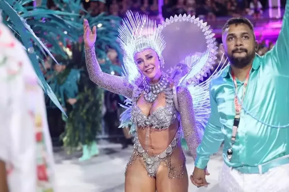 Paolla Oliveira desfila pela última vez e cita 'inconsistências' em apuração