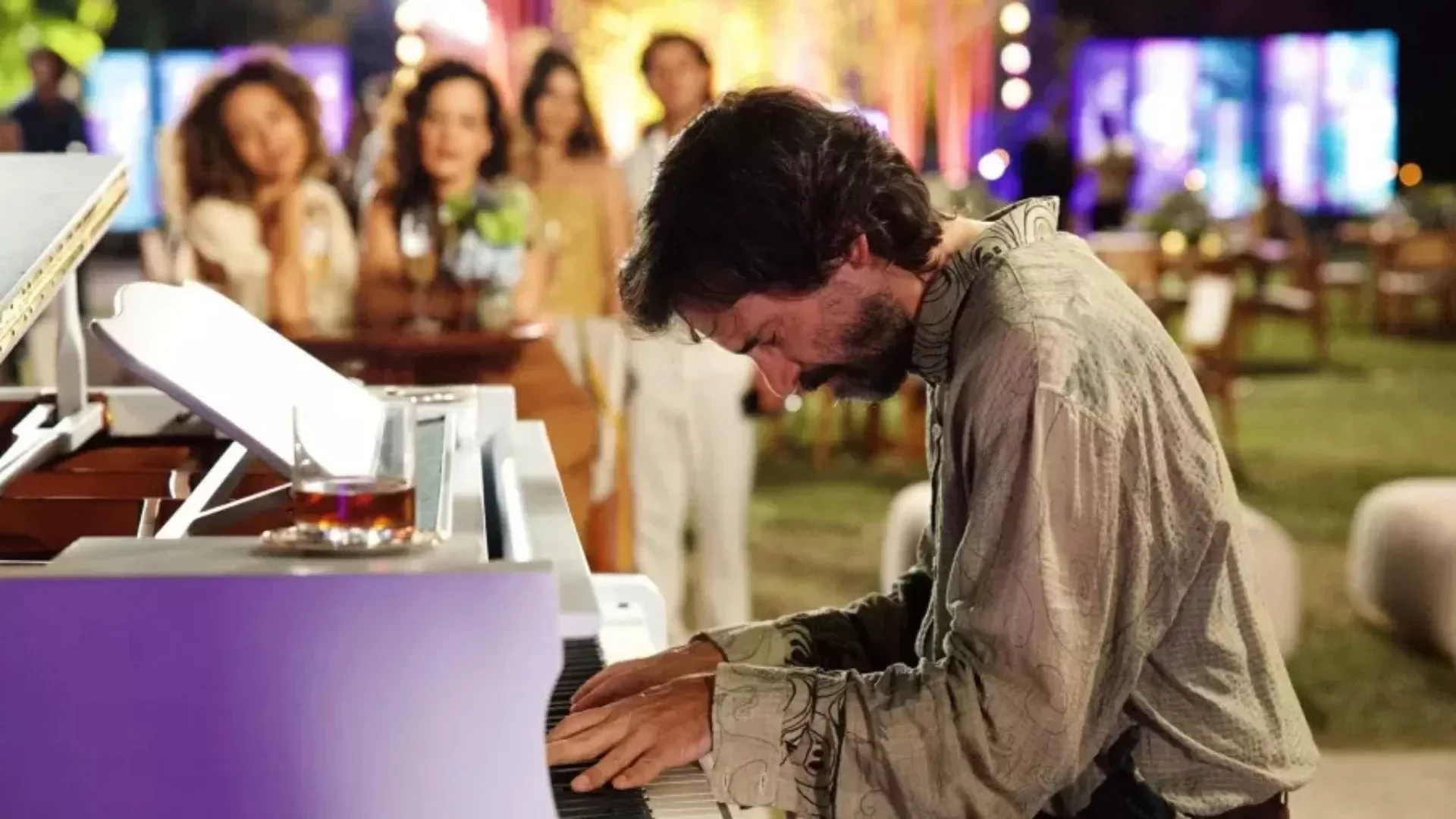 Em 'Vale Tudo', Rubinho passa mal após ser rejeitado e humilhado por Maria de Fátima