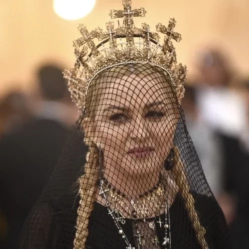 Excomungada 3 vezes pela Igreja, você sabe quantos papas Madonna já enterrou? - imagem 129400