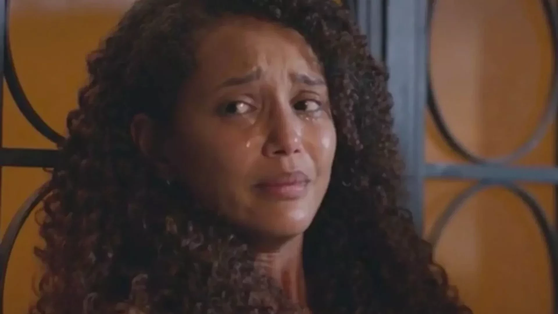 Em 'Vale Tudo', Raquel espera até o último momento pela filha no enterro de Rubinho