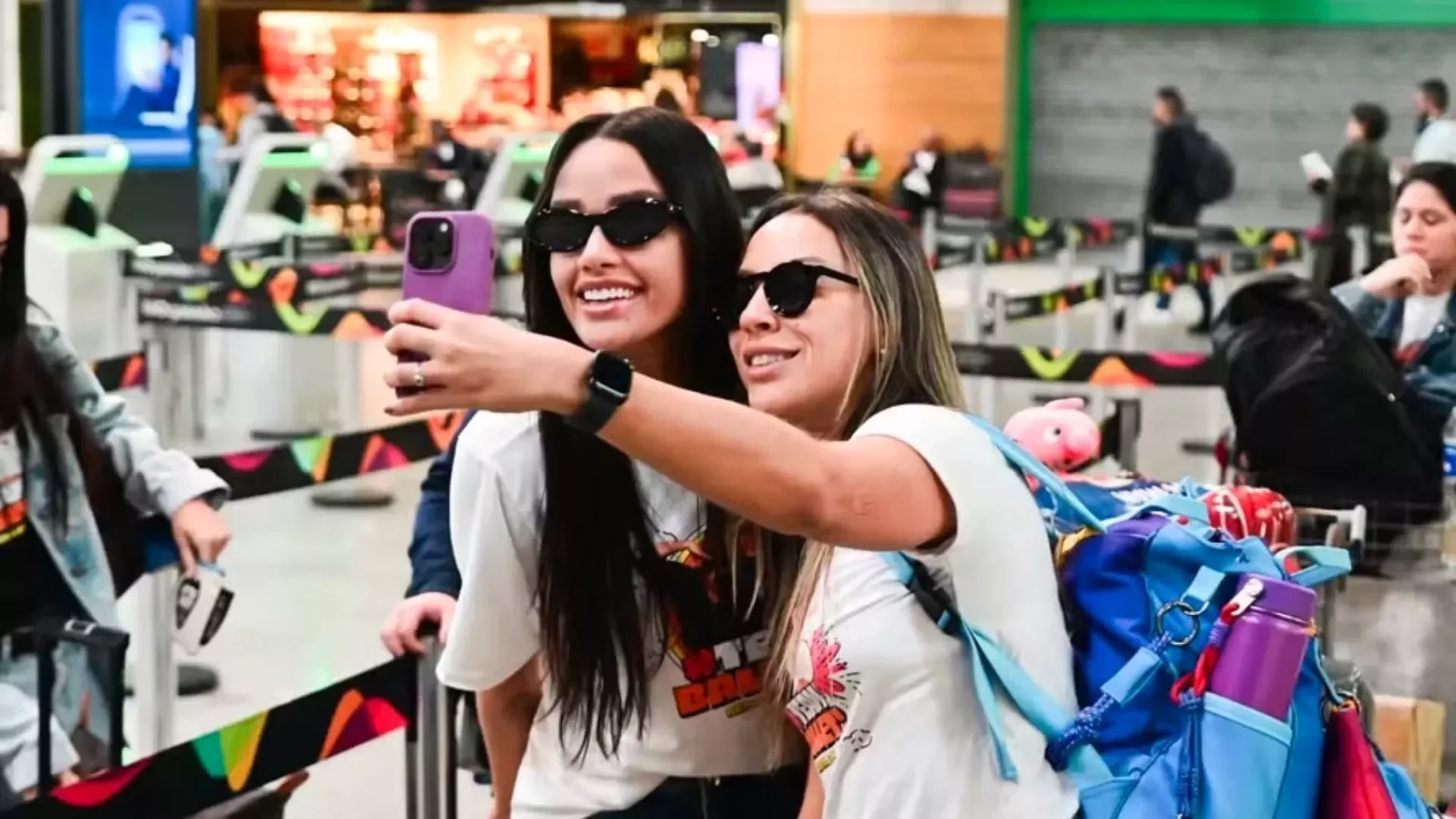 Renata, a campeã do BBB25, retorna à Fortaleza junto com sua amiga Eva