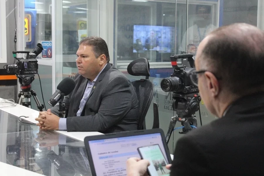 Admaelton Bezerra também esteve no programa Banca de Sapateiro, na TV Rádio Jornal (Foto: Raíssa Morais/MeioNews) 