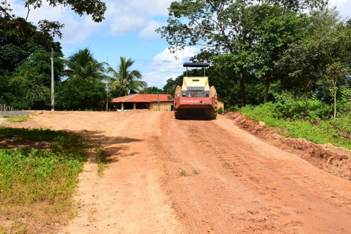 Prefeitura de Floriano intensifica recuperação de estradas vicinais e investe em infraestrutura rural