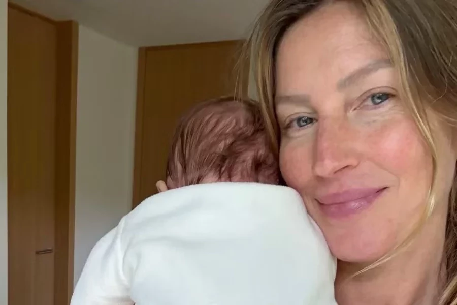 Gisele Bündchen mostra caçula pela primeira vez em homenagem do Dia das Mães