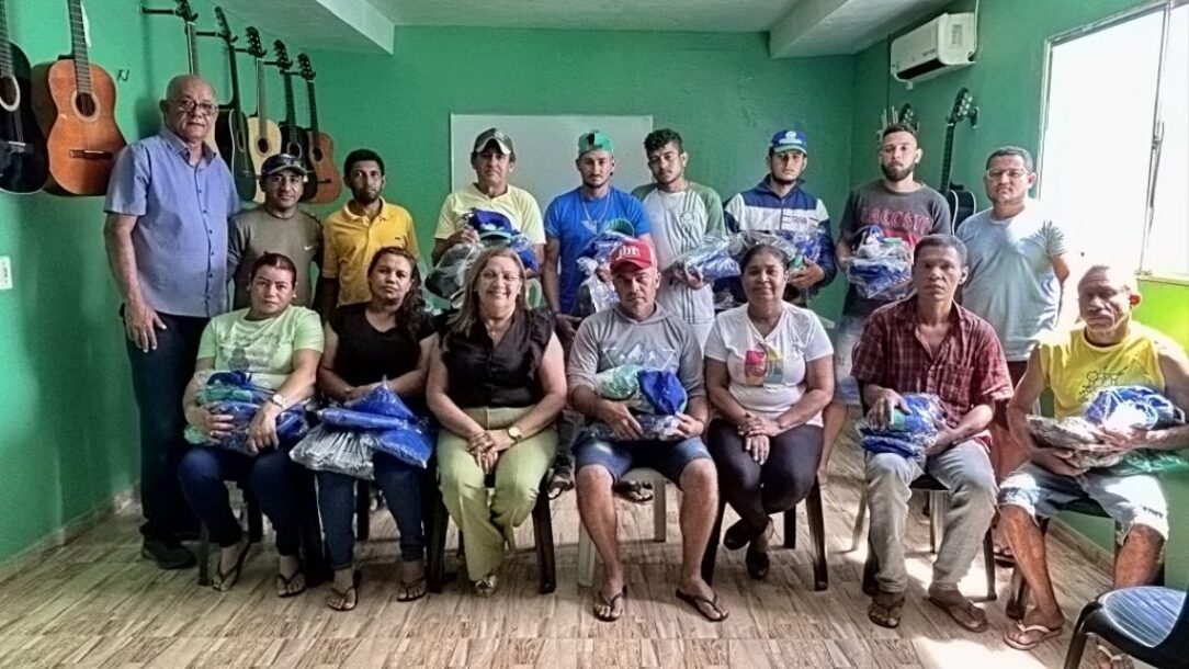 Dr. Corinto realiza entrega de fardamentos e equipamentos a profissionais da limpeza