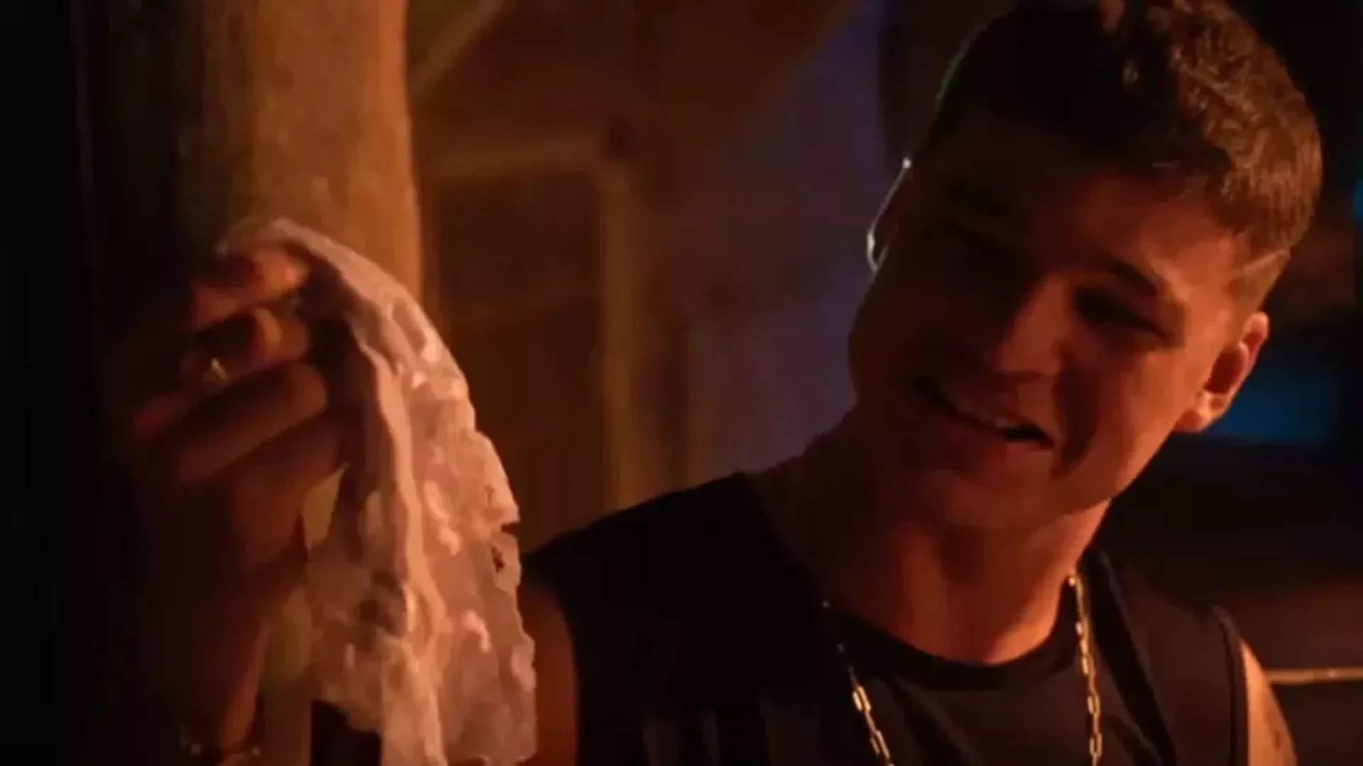 Em 'Dona de Mim', Calcinha de Leo vai parar nas mãos de homem inesperado