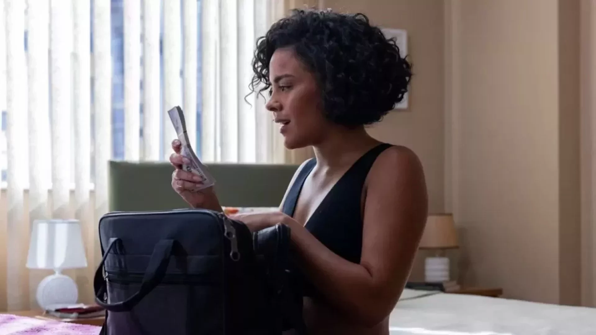 Em ‘Vale Tudo’, Maria de Fátima incrimina homem bondoso após roubar Raquel