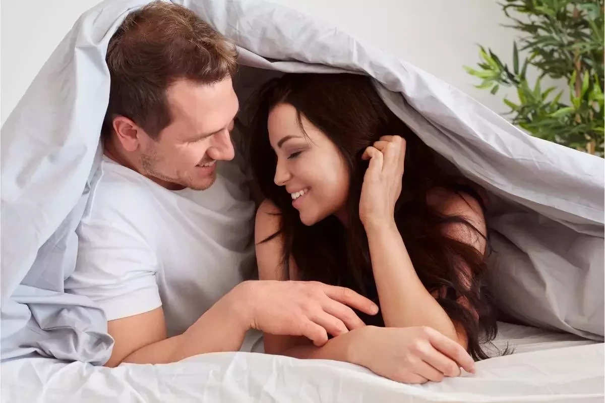 Confira cinco posições sexuais para a mulher ficar totalmente no controle