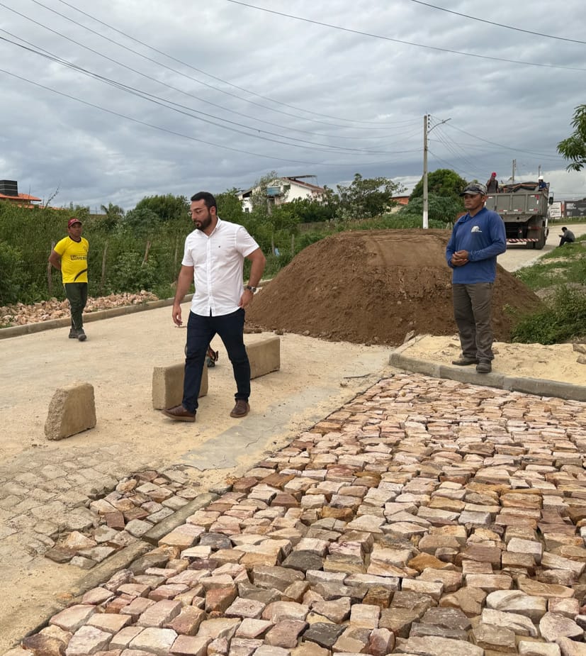 Prefeito Francisco Emanuel acompanha obras de pavimentação poliédrica em Parnaíba - Imagem 1