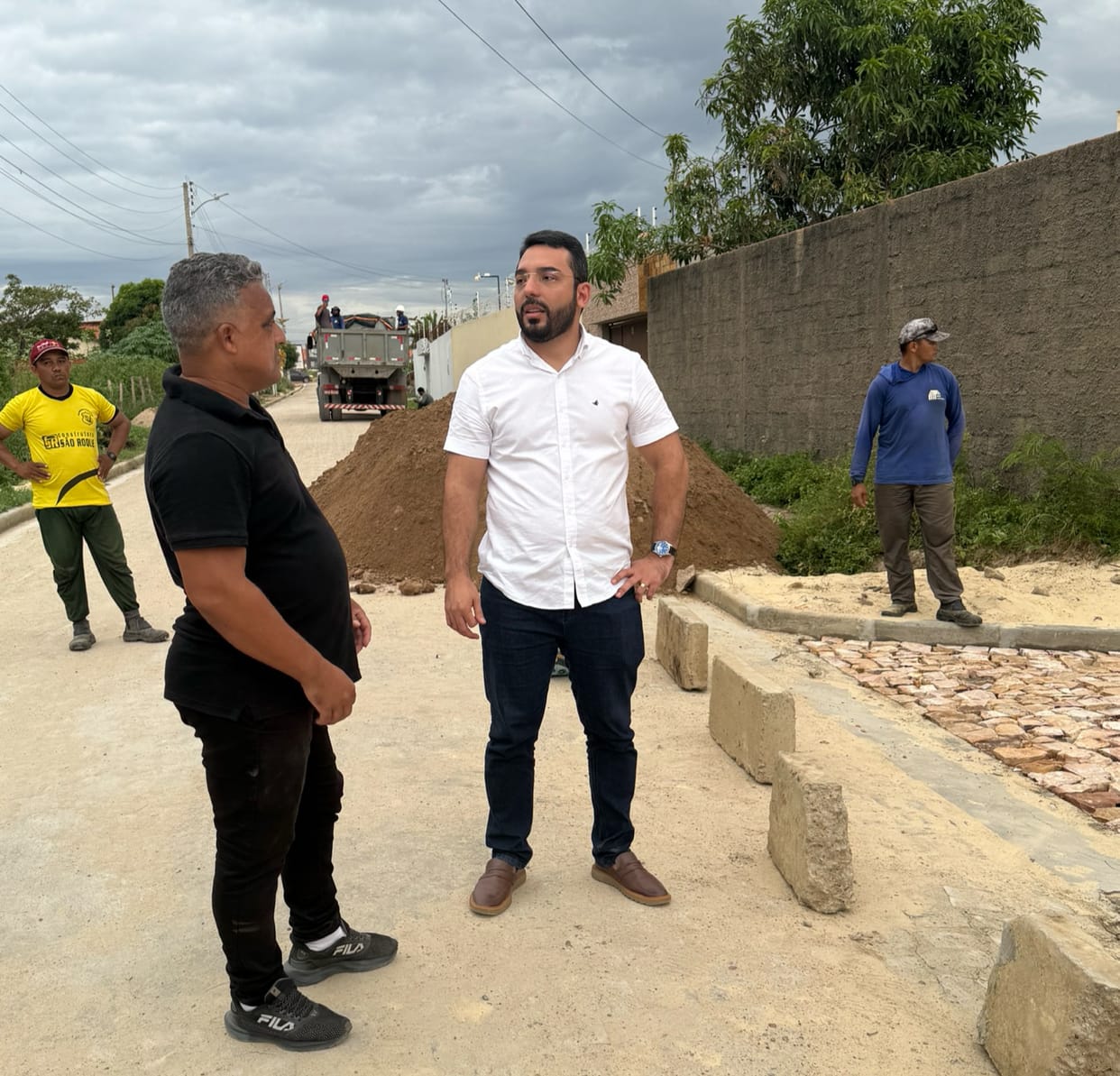 Prefeito Francisco Emanuel acompanha obras de pavimentação poliédrica em Parnaíba