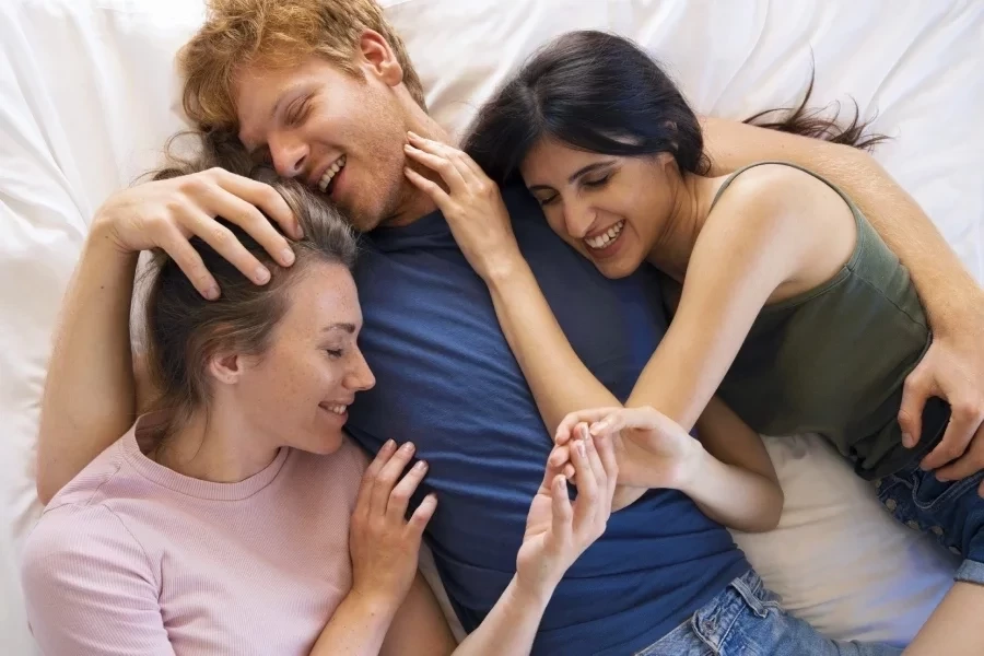 Quer viver um relacionamento aberto? Essas são as melhores combinações de signos