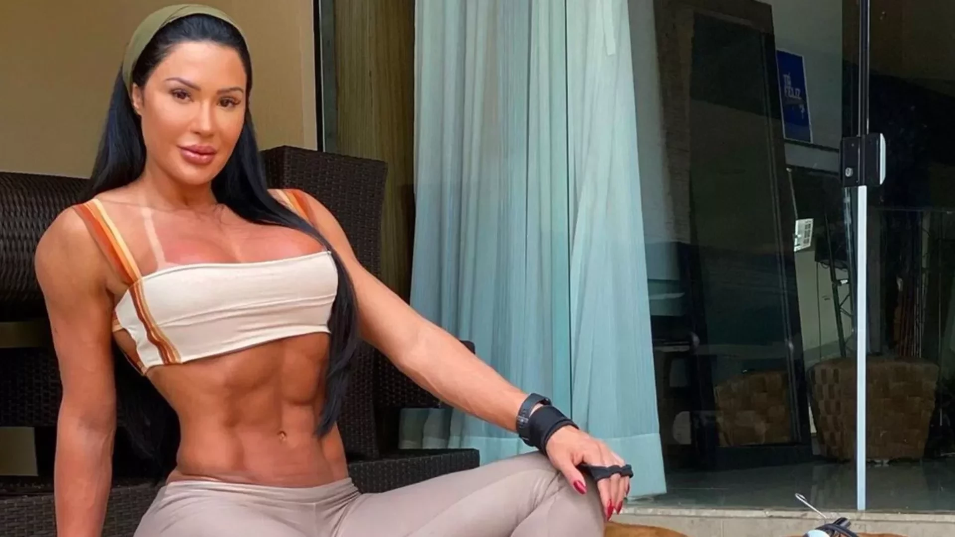 Solteira, Gracyanne Barbosa visita sex shop e agita seguidores nas redes