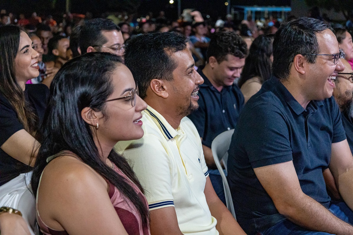 Espetáculo 'Chama na Resenha' leva alegria e lota praça em Lagoa do Piauí - Imagem 4