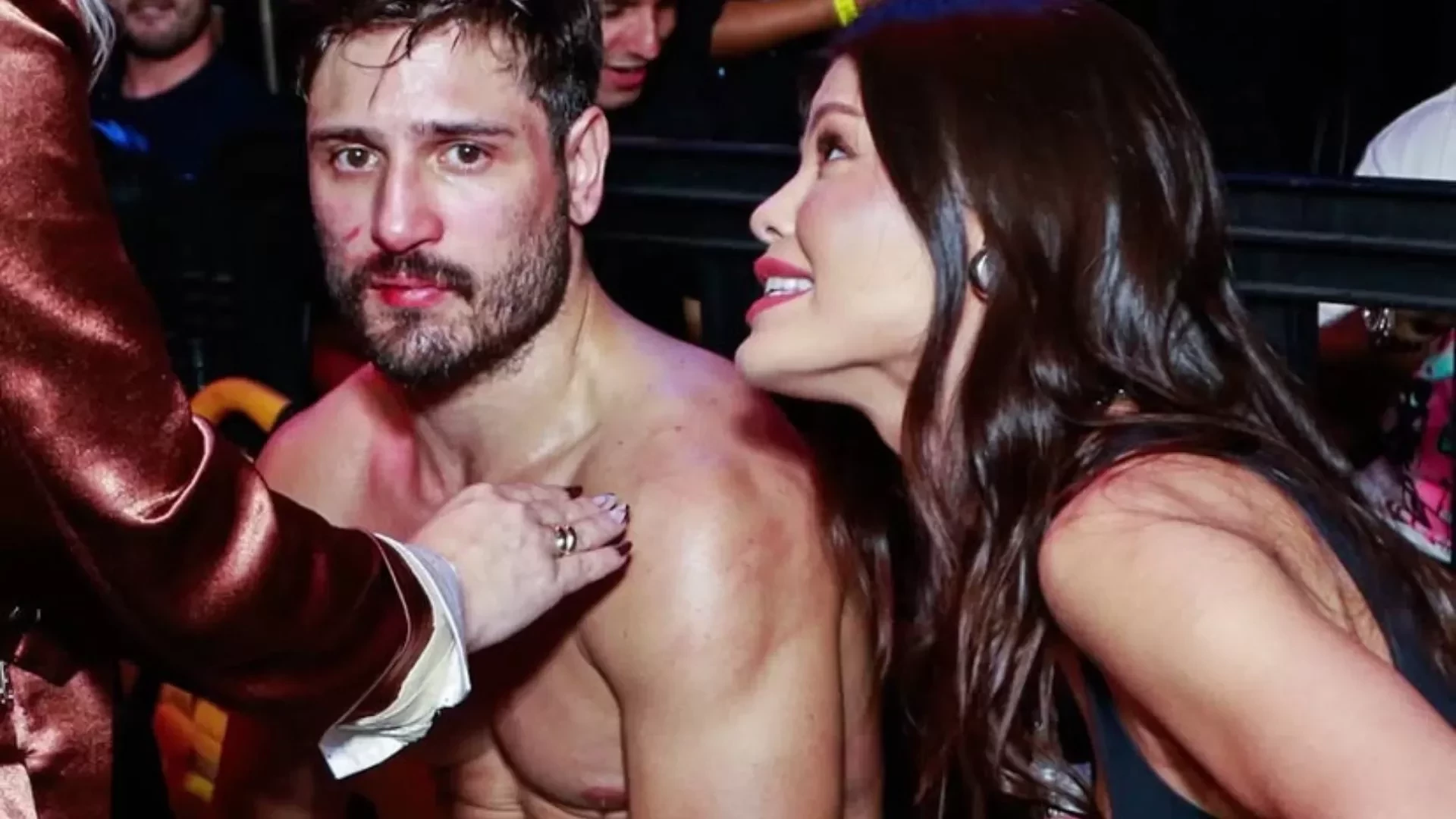 Daniel Rocha tem apoio de Vitória Strada em luta, mas leva surra e cai em um minuto