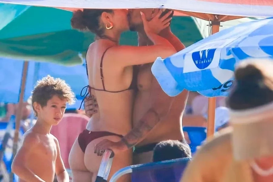 Sophie Charlotte e Xamã trocam beijos em praia após reconciliação