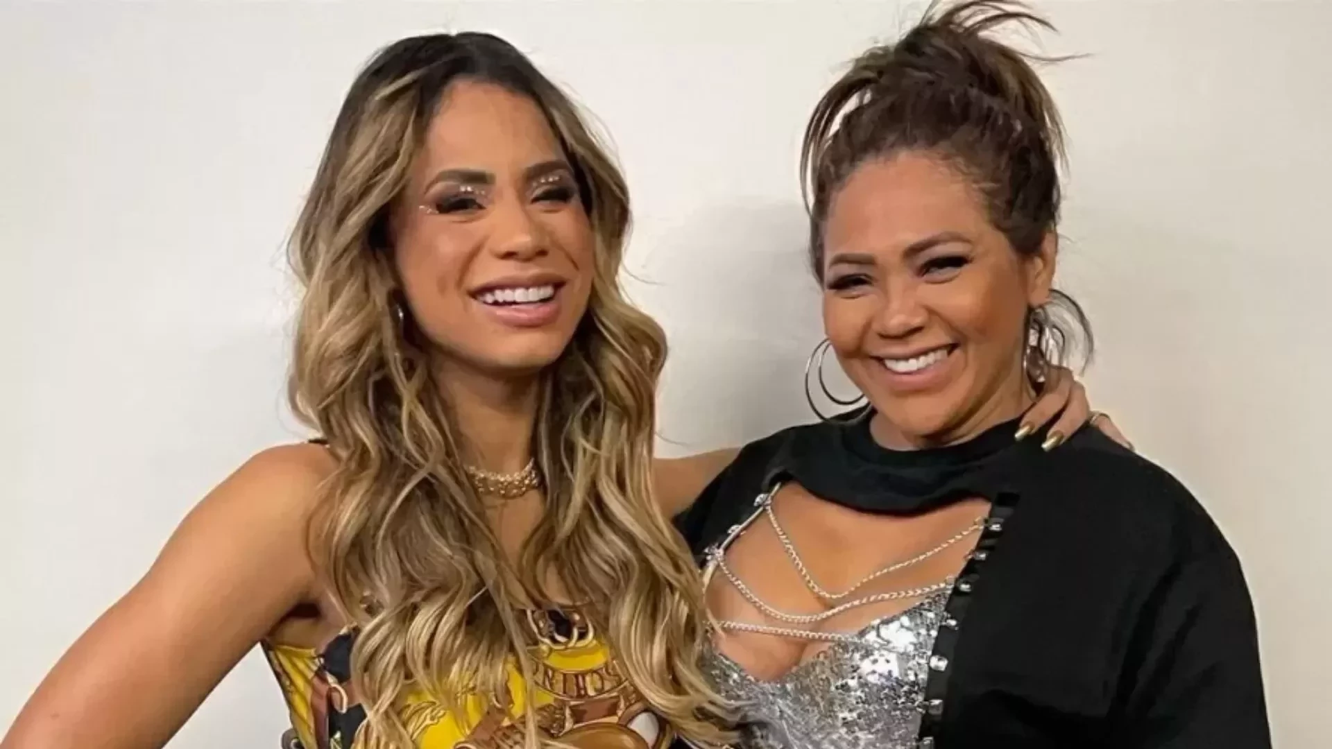 Mãe de Lexa se irrita após post sensual ser derrubado: “Vê se pode”