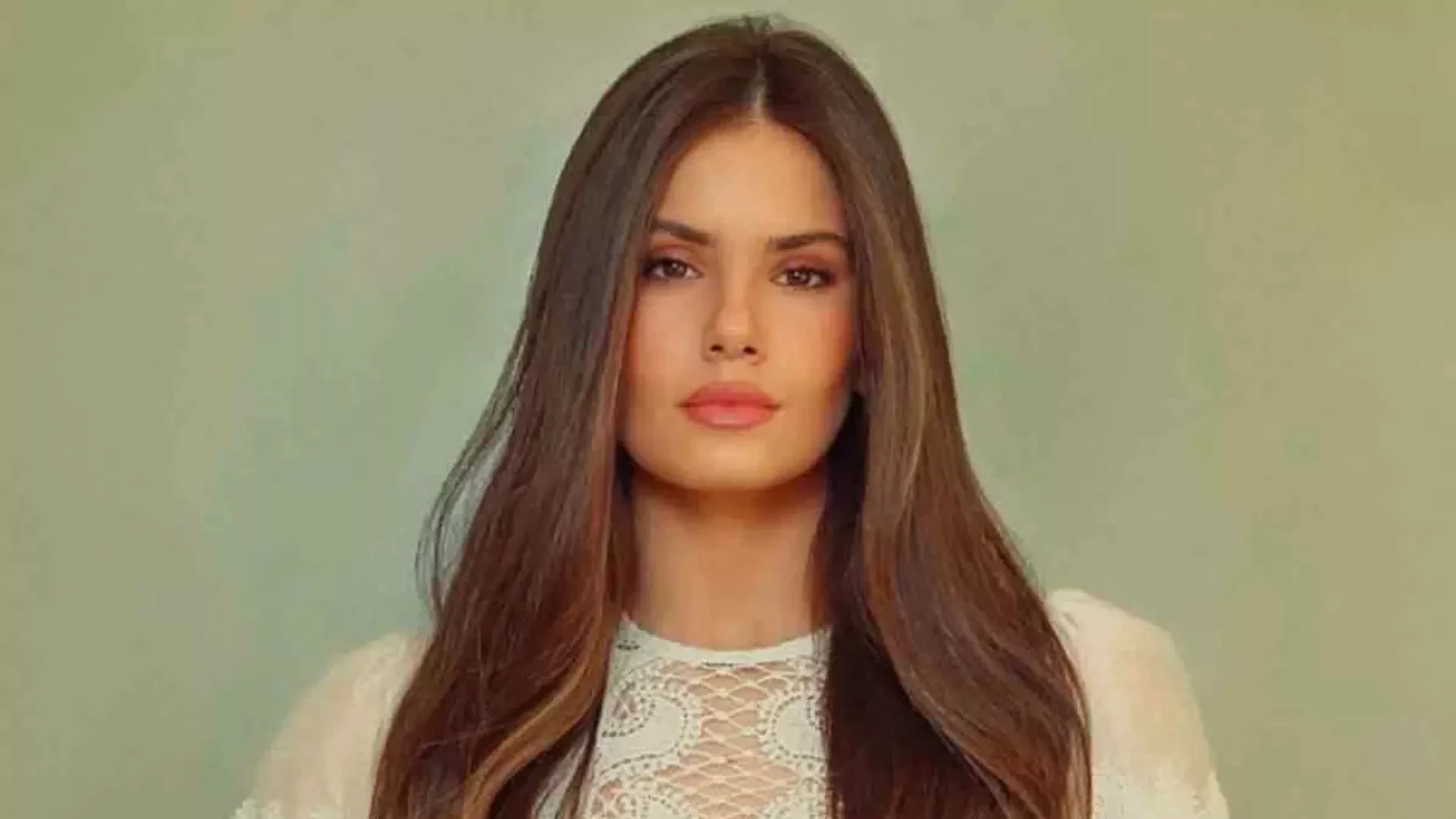 Camila Queiroz responde críticas sobre mãe continuar como manicure