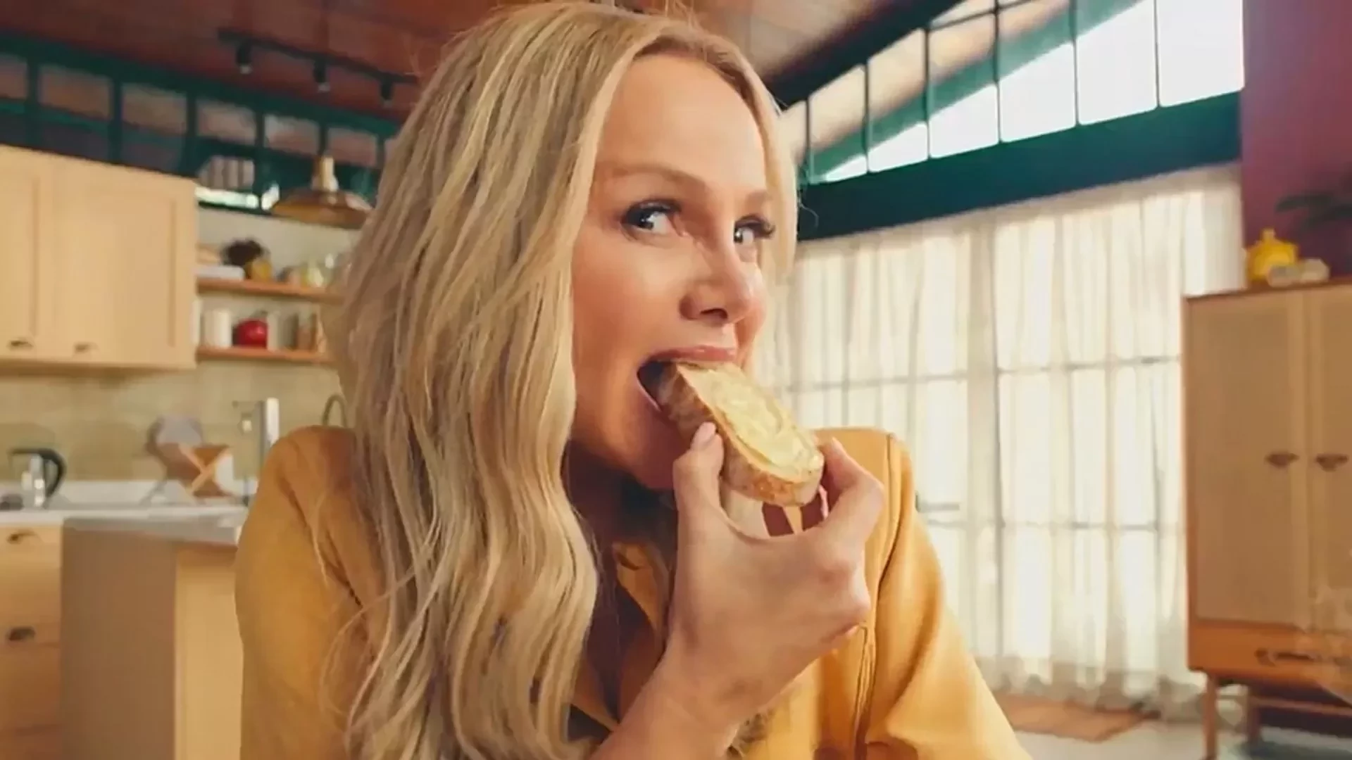 Eliana grava comercial, mas atitude gera piada na internet