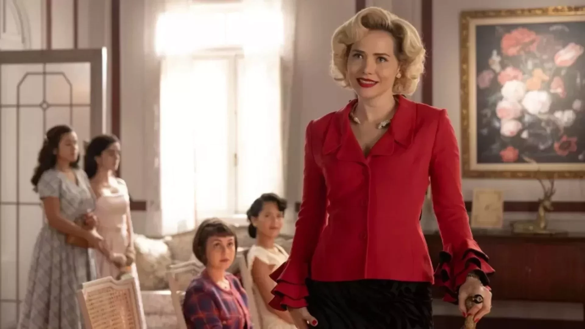 Em 'Garota do Momento', Zélia desmaia ao reencontrar personagem dado como morto