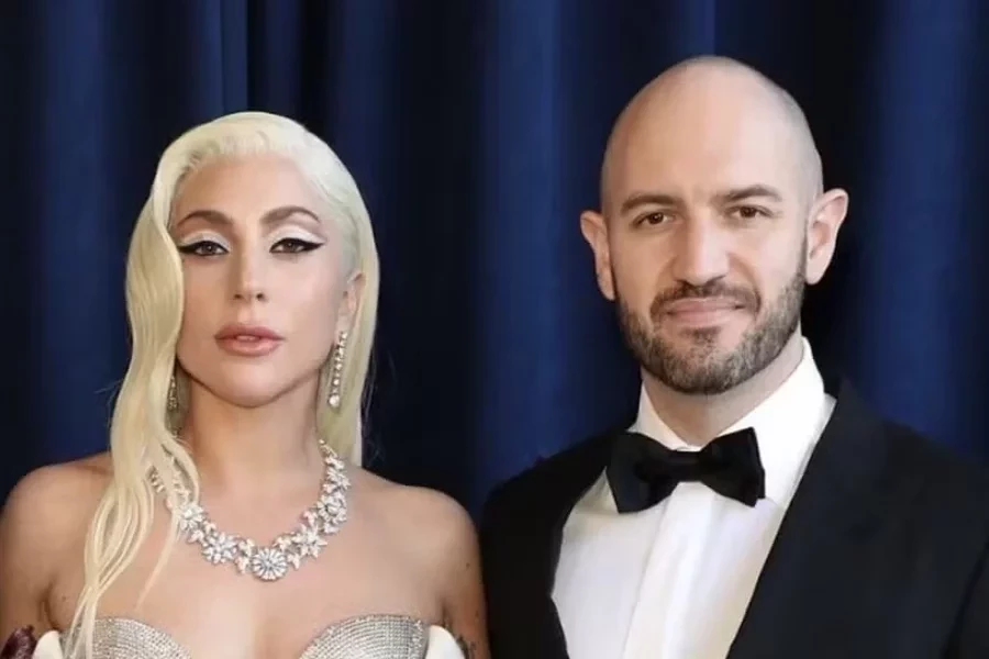 Empresário de Lady Gaga surge na varanda do Copacabana Palace apontando para fãs