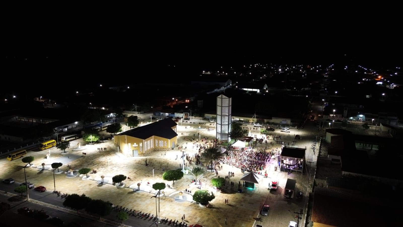 prefeito Marcos Mateus entrega reforma da Praça da Matriz 