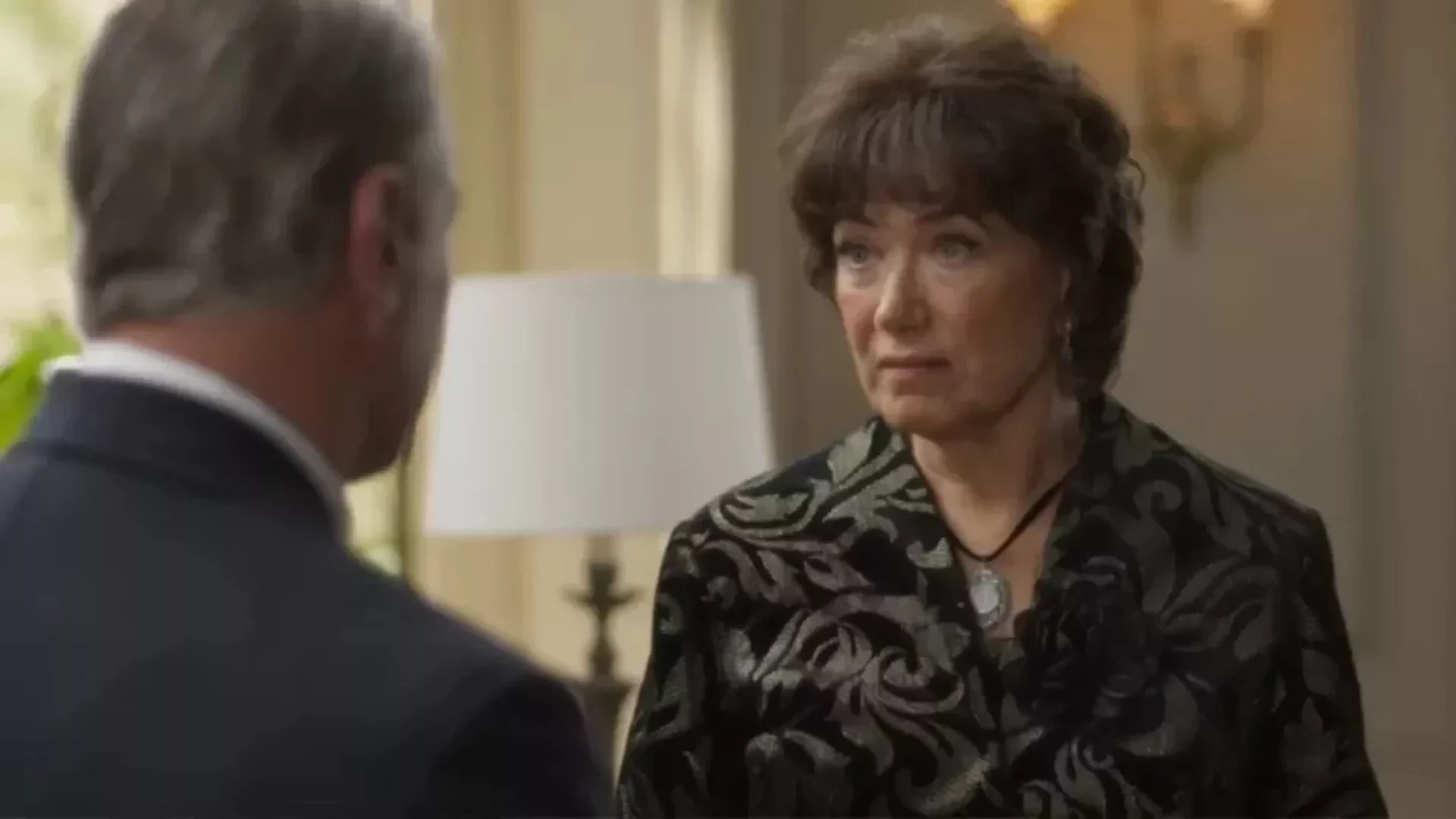 Em ‘Garota do Momento’, Arlete confronta Maristela e Julianos após morte da filha