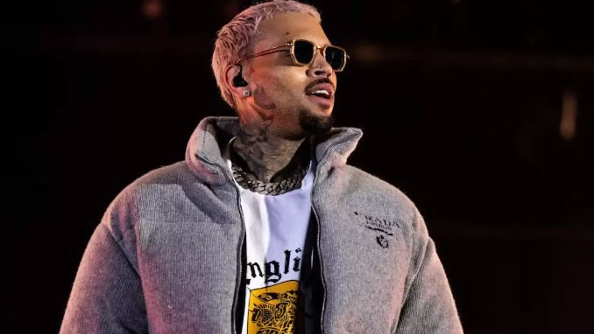 Chris Brown é solto após pagar fiança de R$ 37 milhões no Reino Unido; saiba detalhes