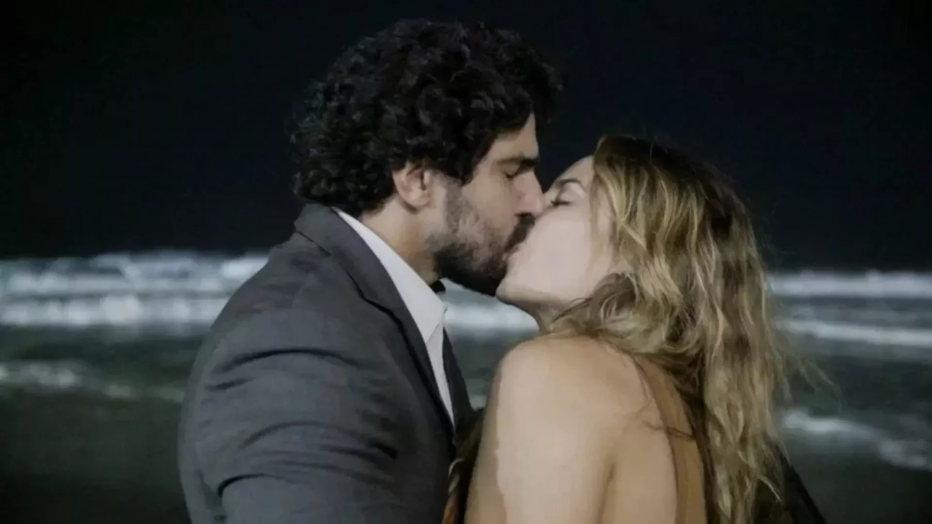 Em 'Vale Tudo', Heleninha beija Ivan e tem atitude inesperada