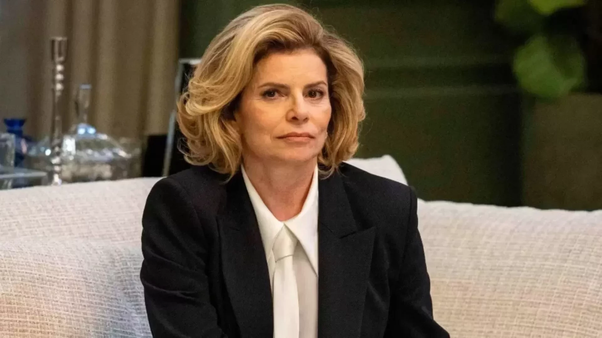 Em ‘Vale Tudo’, Odete Roitman desmaia após fazer sexo com personal trainer do filho