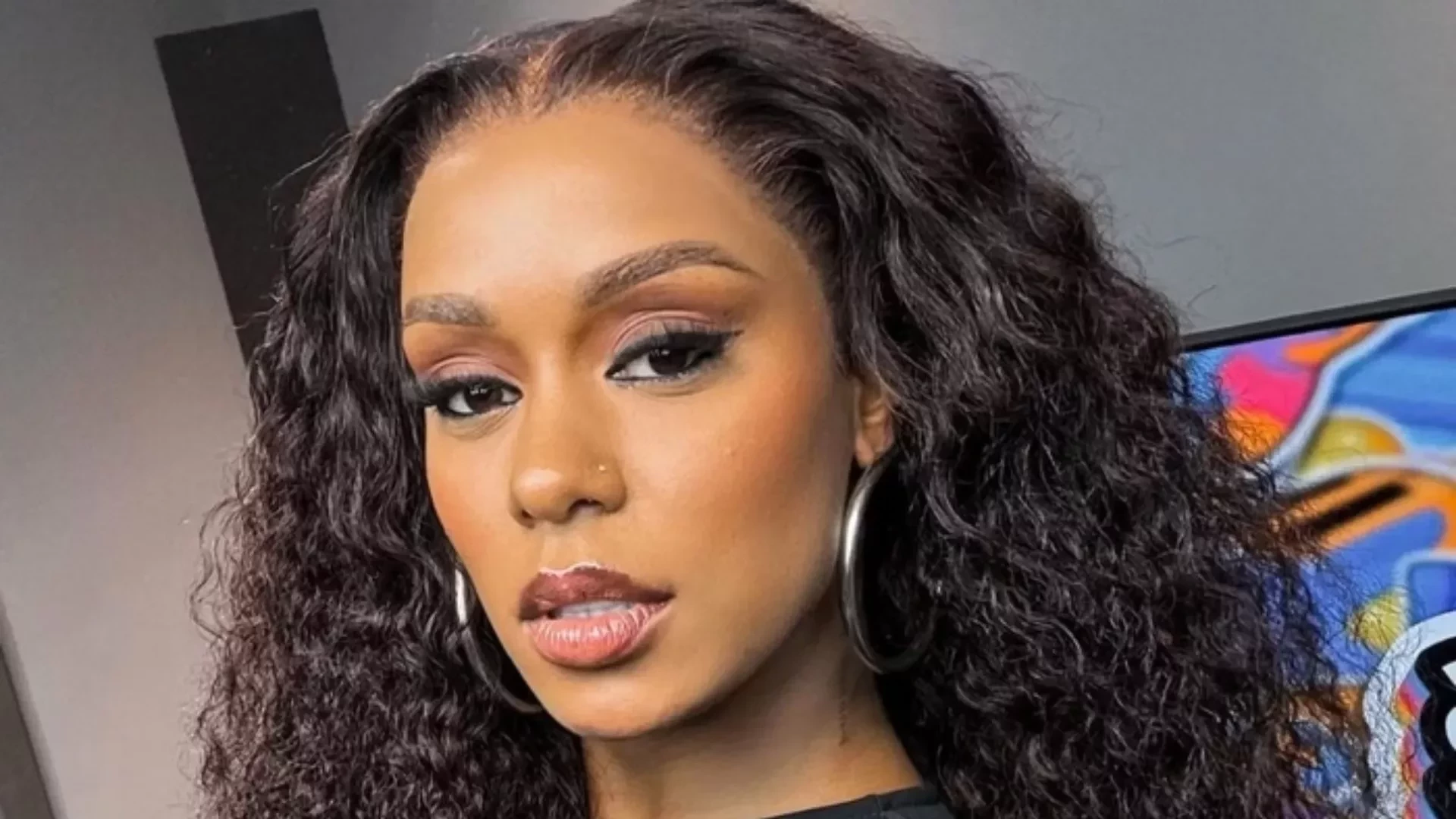 MC Rebecca se pronuncia após ser acusada de ficar com homem casado