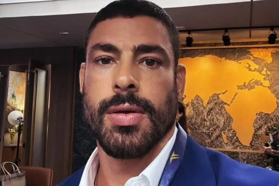 Cauã Reymond diz que sofreu bullying na infância por sua mãe ser portadora de HIV