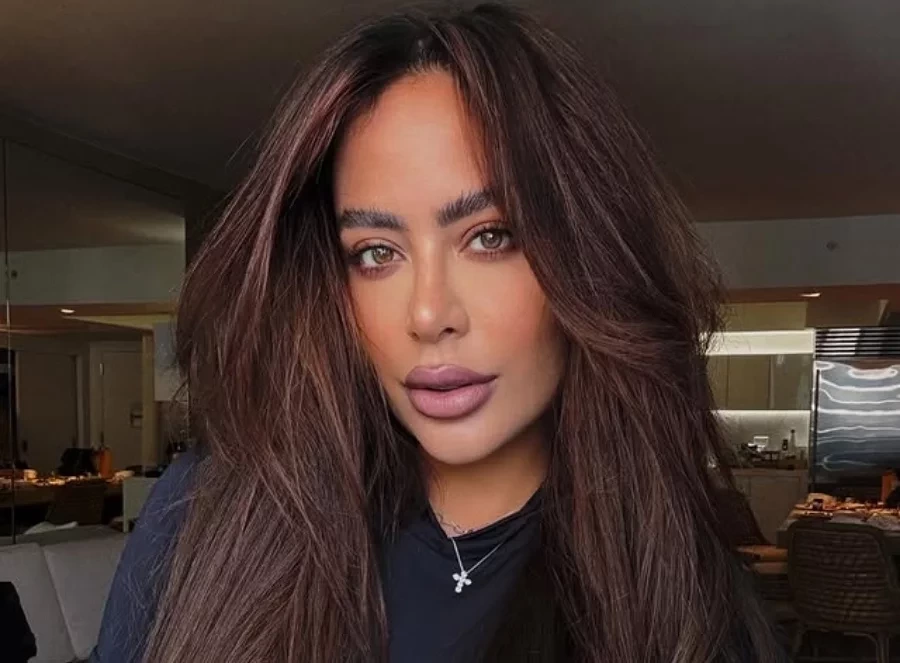 Rafaella Santos passa por mastopexia e troca prótese de silicone após término