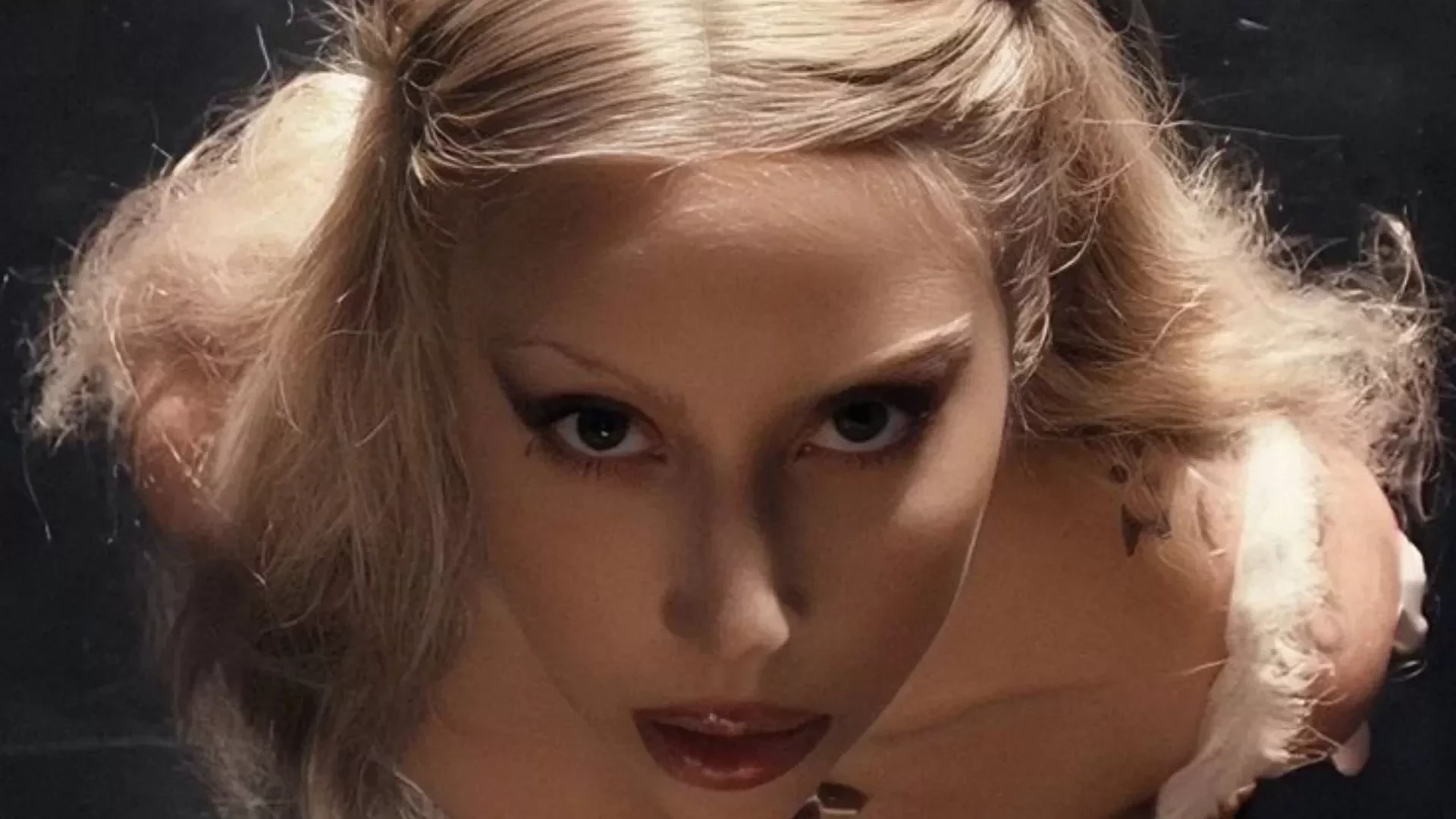 Chifres e vestido de carne: relembre 7 escândalos que marcaram a carreira de Lady Gaga - imagem 129797