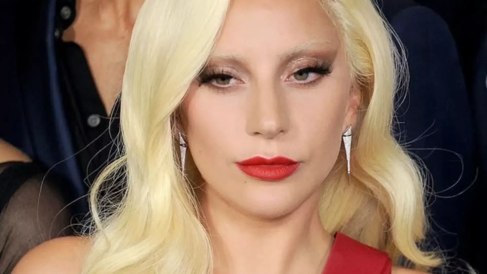 Chifres e vestido de carne: relembre 7 escândalos que marcaram a carreira de Lady Gaga - imagem 129792