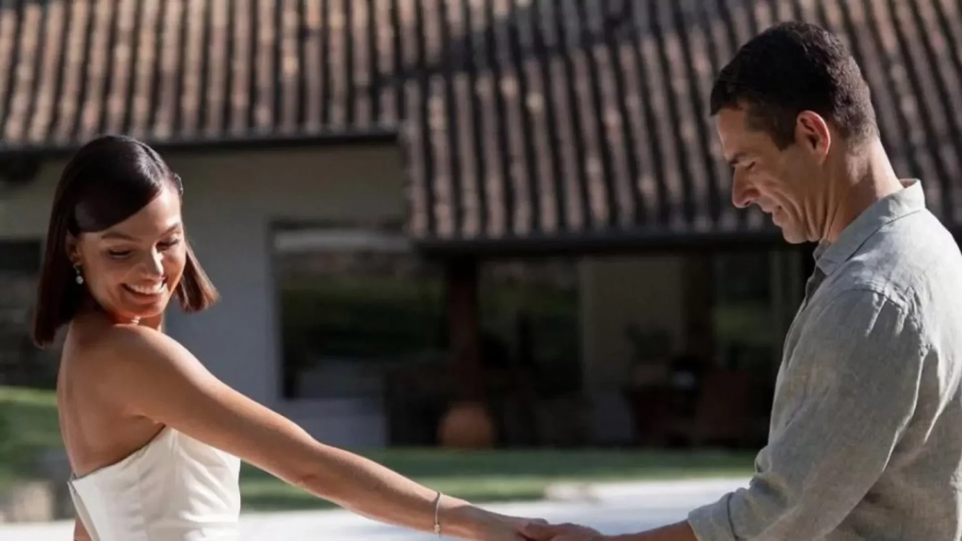 Convidados marcam presença no casamento de Isis Valverde e Marcus Buaiz