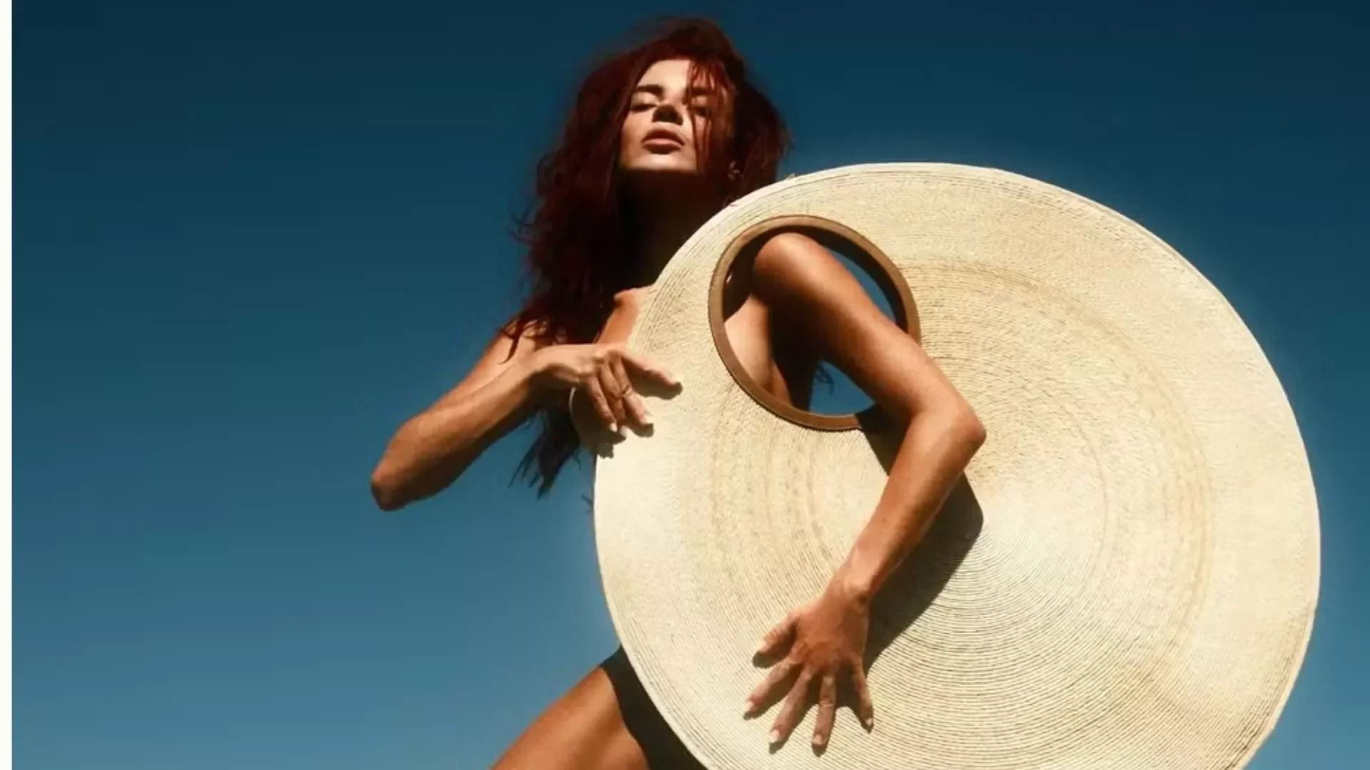 Gkay posa de topless com bolsa gigante avaliada em quase R$ 5 mil; fotos