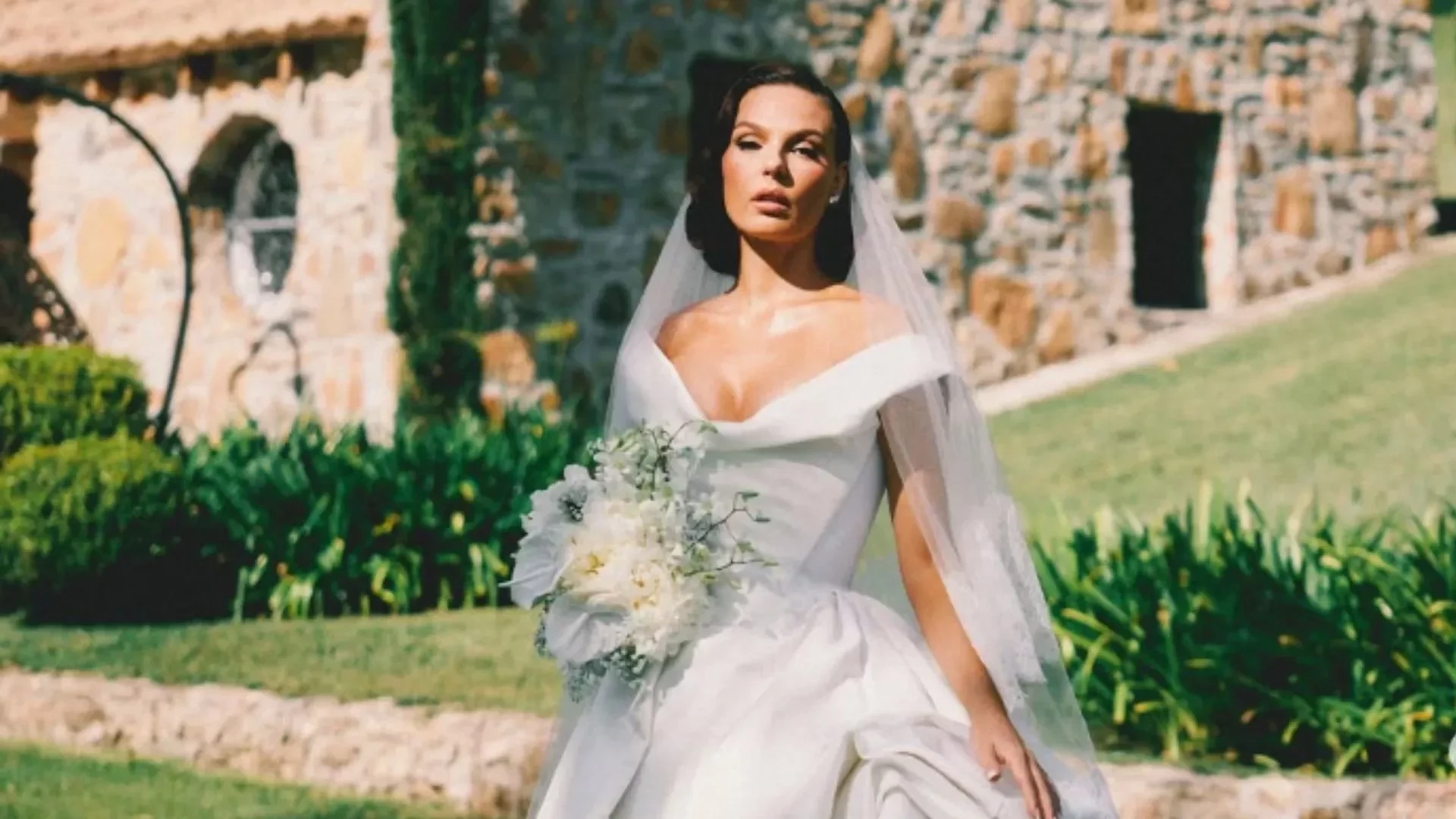 Isis Valverde posa deslumbrante de noiva e encanta a web: “Impecável”