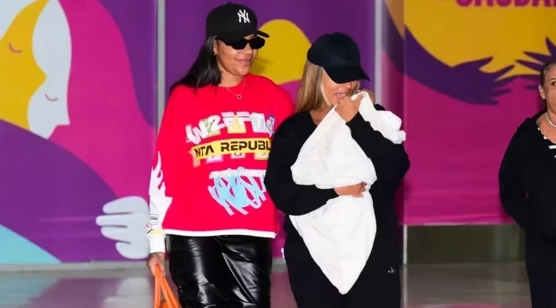 Brunna e Ludmilla retornam ao Brasil com Zuri, filha do casal que nasceu nos EUA