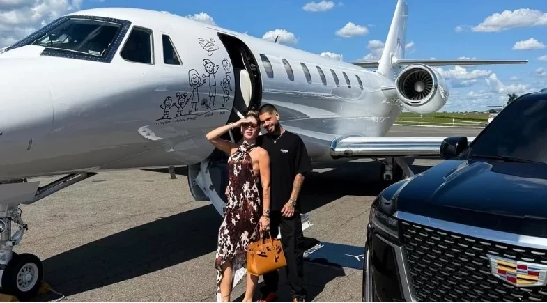 Assessoria de Virginia se pronuncia após sumiço de arte em jato viralizar