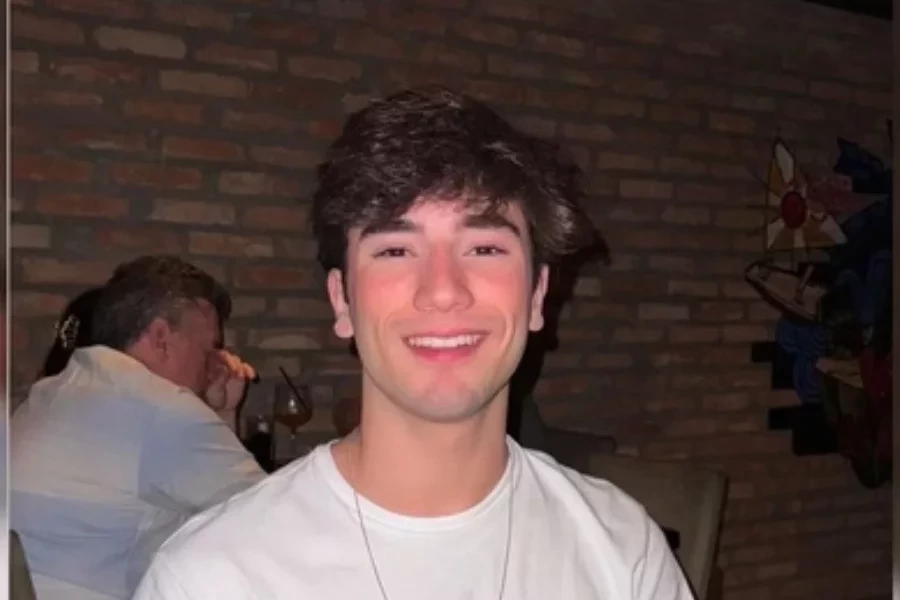 Influencer que chamou colegas de faculdade de ‘favelados’ é expulso de instituição