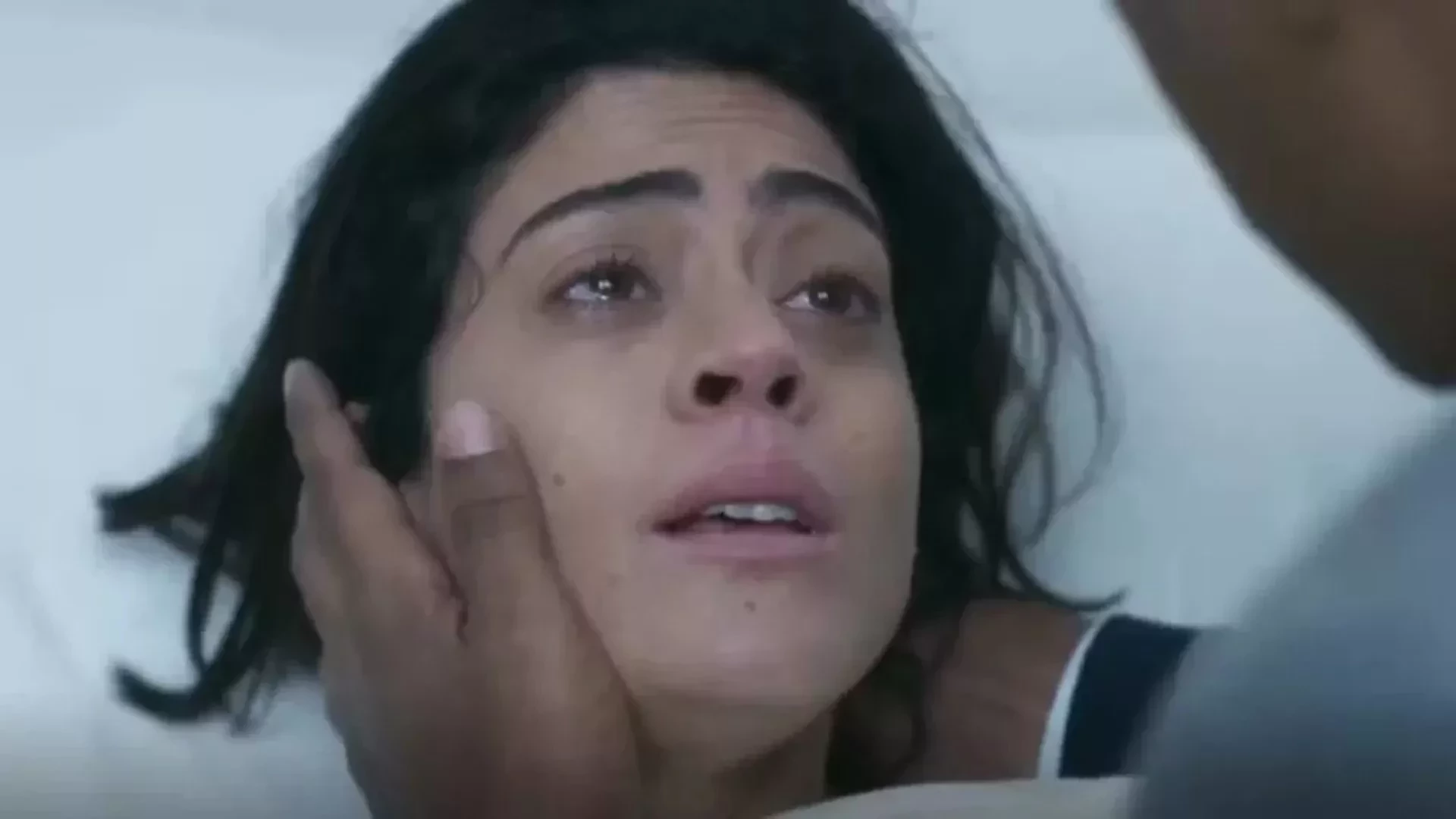 Em 'Garota do Momento', Clarice é resgatada por médico após internação forçada