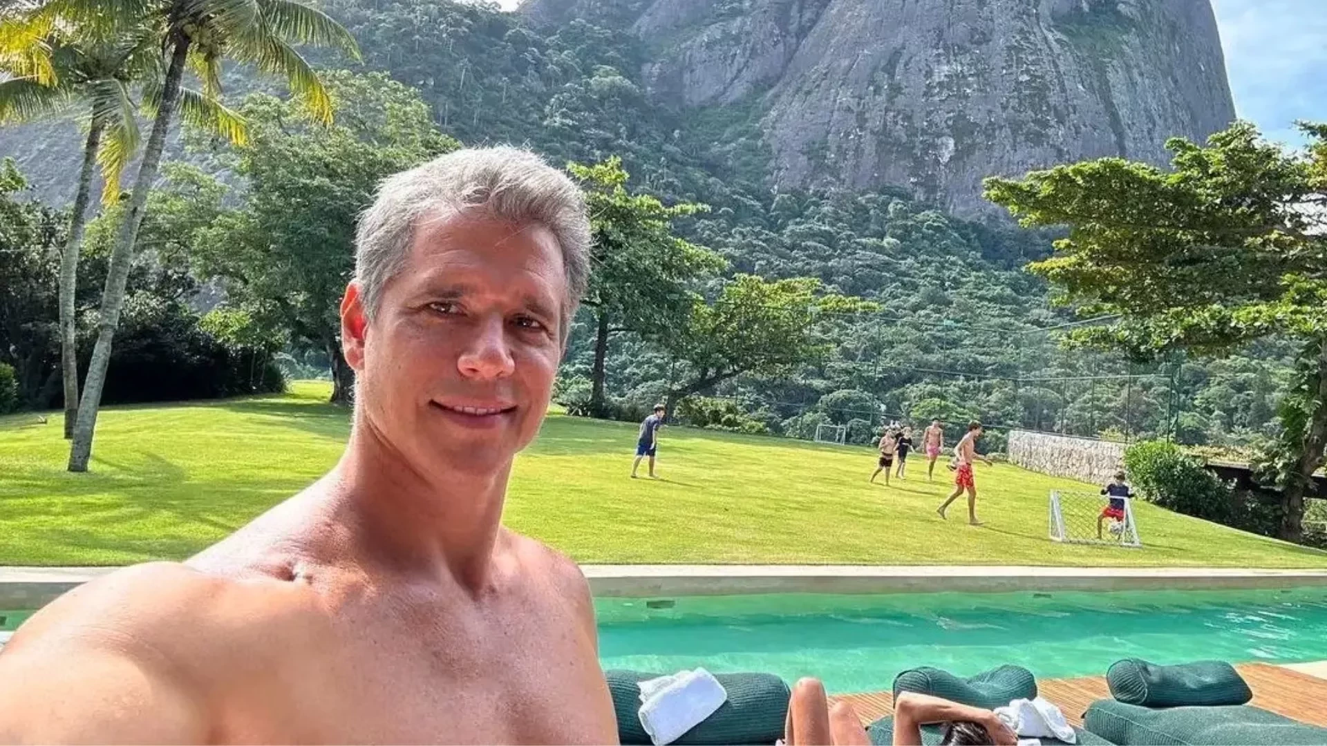 Márcio Garcia surpreende a web com corpão em forma aos 55 anos