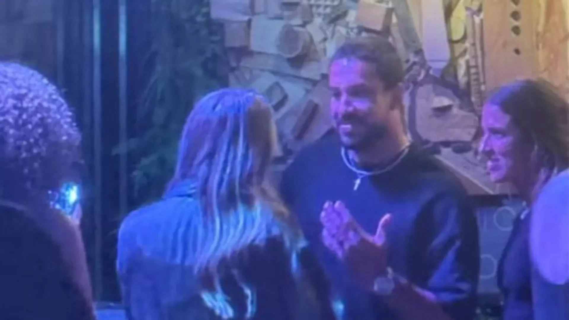 Mayke e Renata são flagrados em clima de romance durante festa