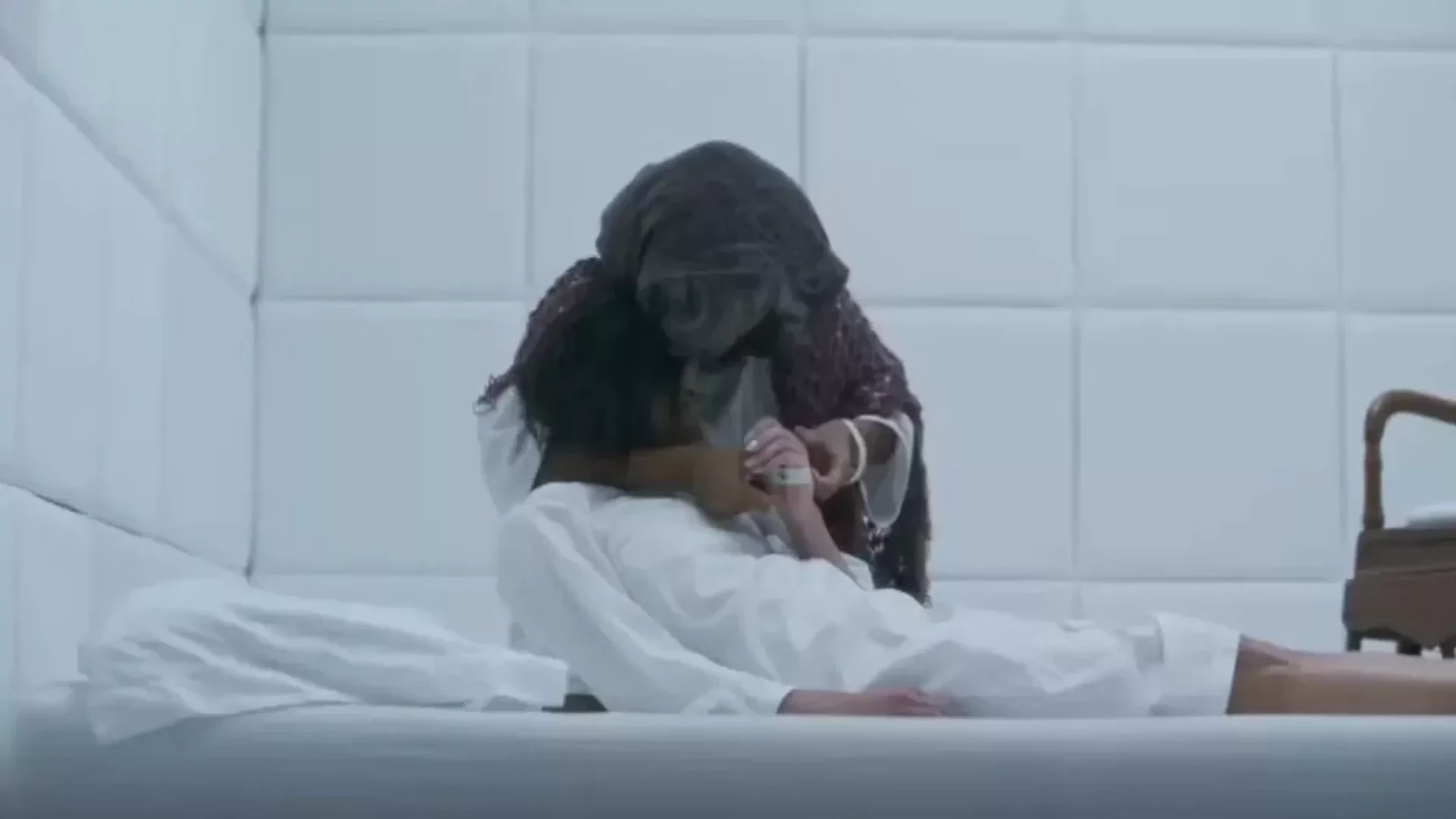 Em 'Garota do Momento', Clarice é salva por mulher misteriosa que vai ocupar seu lugar