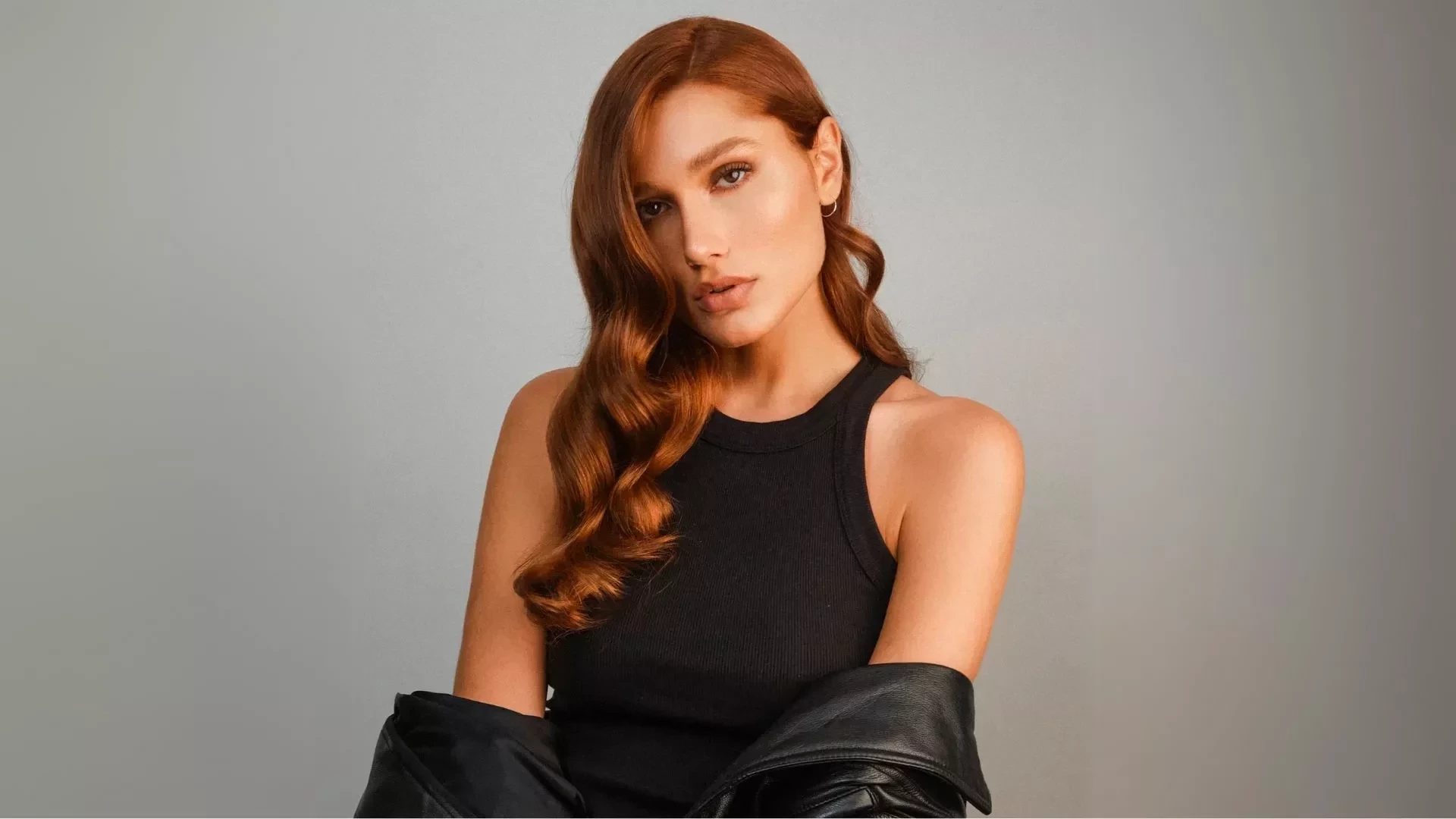 Sasha Meneghel posa com casaco de grife avaliado em R$ 41 mil