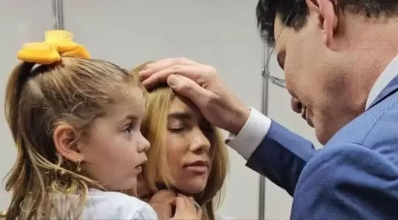 Virginia recebe bênção do padre Reginaldo Manzotti após se separar de Zé Felipe