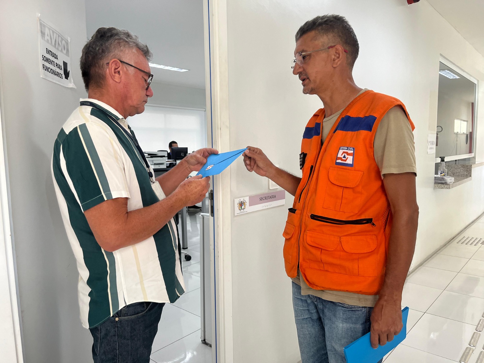 Defesa Civil de Esperantina entrega ofícios a órgãos públicos e reforça alerta de teste nacional - Imagem 1