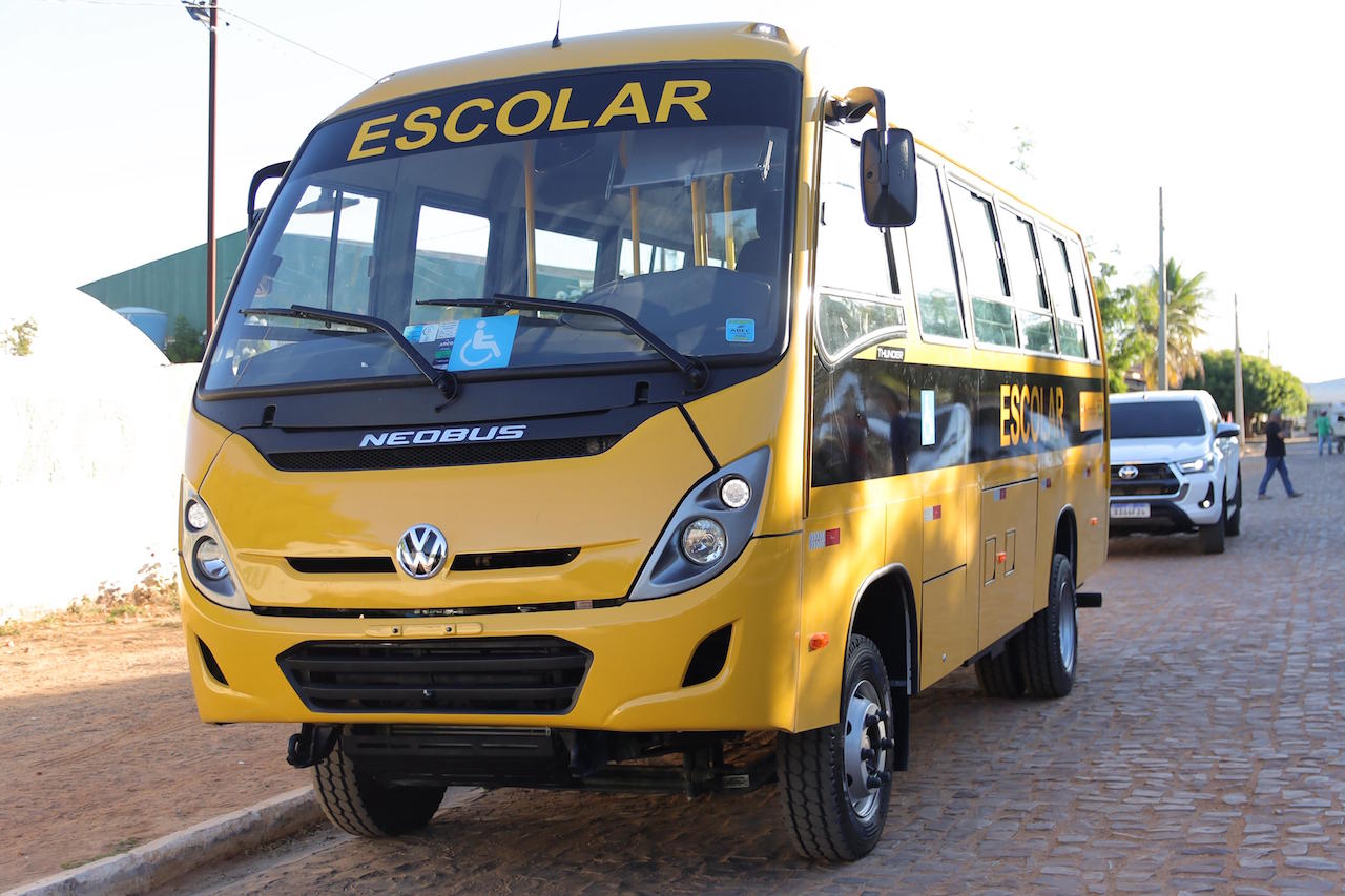 Educação de Avelino Lopes recebe novo ônibus escolar adquirido com recursos do FUNDEB - Imagem 1